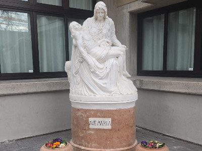 Una copia della Pietà all'esterno dell'oratorio