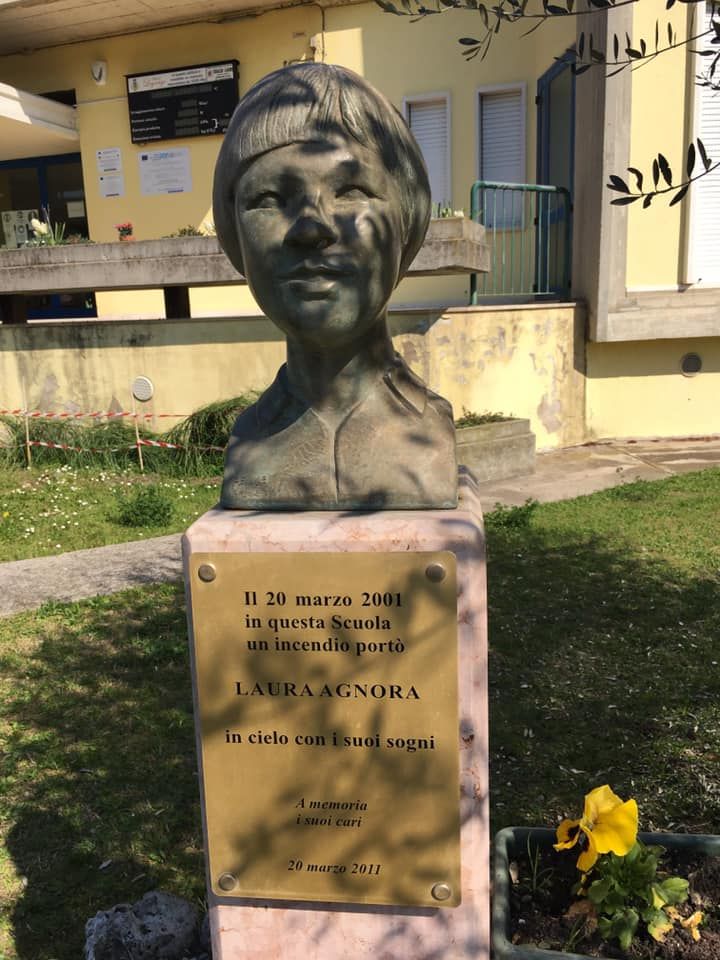 Il busto di Laura posizionato nelle scuole Cavalcaselle