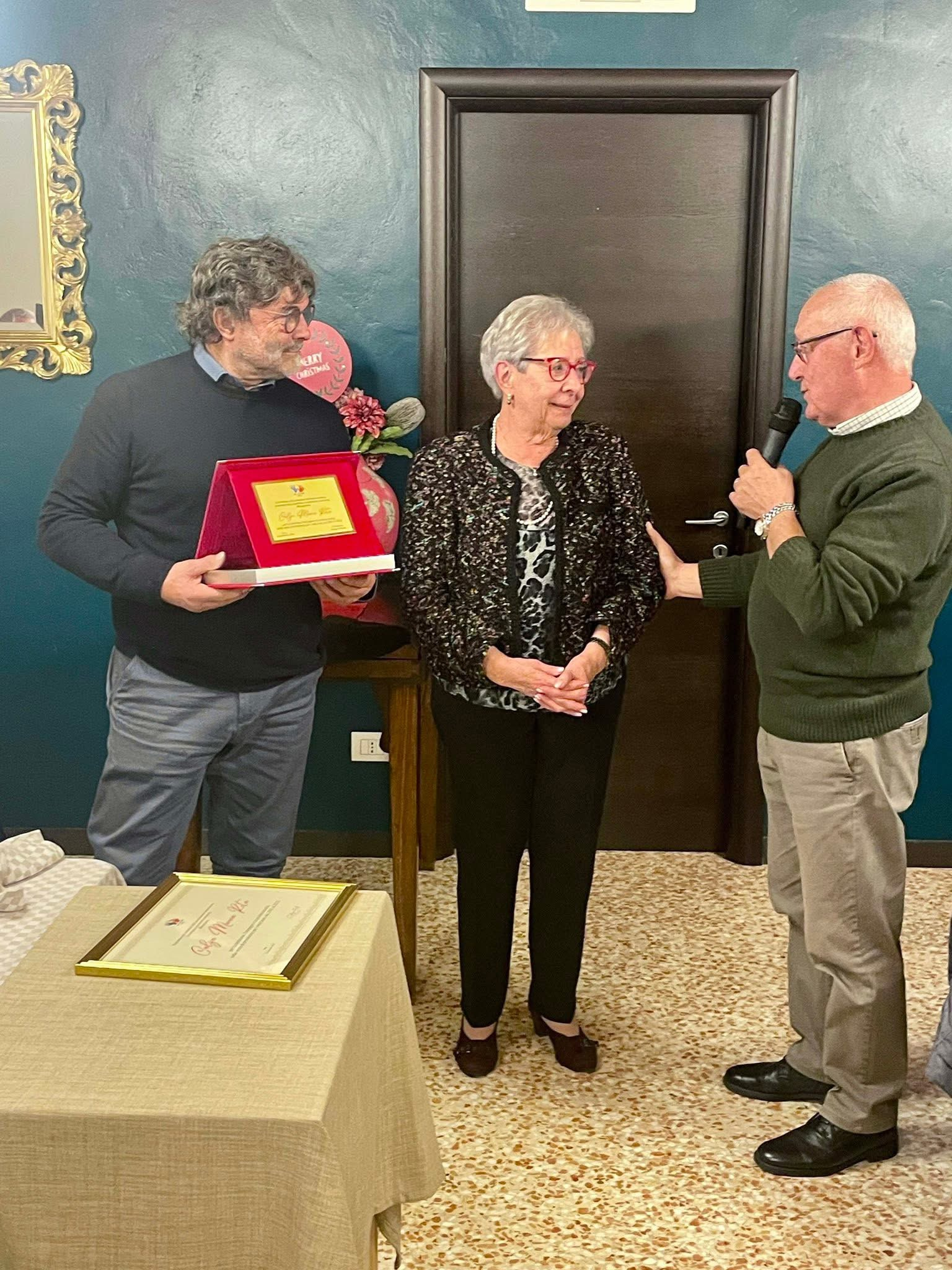 Maria Rita Calza premiata dal presidente dell’associazione "Le Mani"