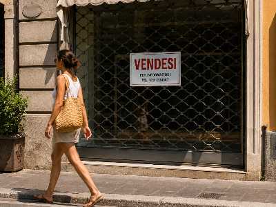 E dietro la vetrina, niente